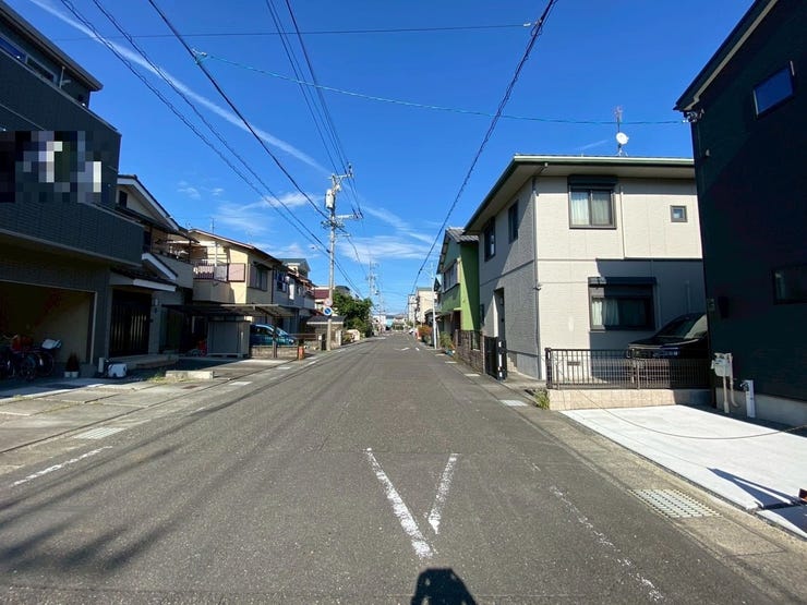 片側2車線道路で道幅は充分な広さがあります♪
交通量も少ないので、駐車も安心してできます♪