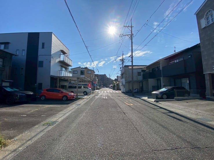 片側2車線道路で道幅は充分な広さがあります♪
交通量も少ないので、駐車も安心してできます♪