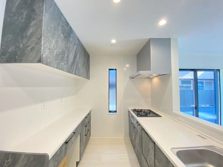 大理石調のデザインでラグジュアリーなキッチン
システムキッチンにより家事動線がしっかり確保されています♪