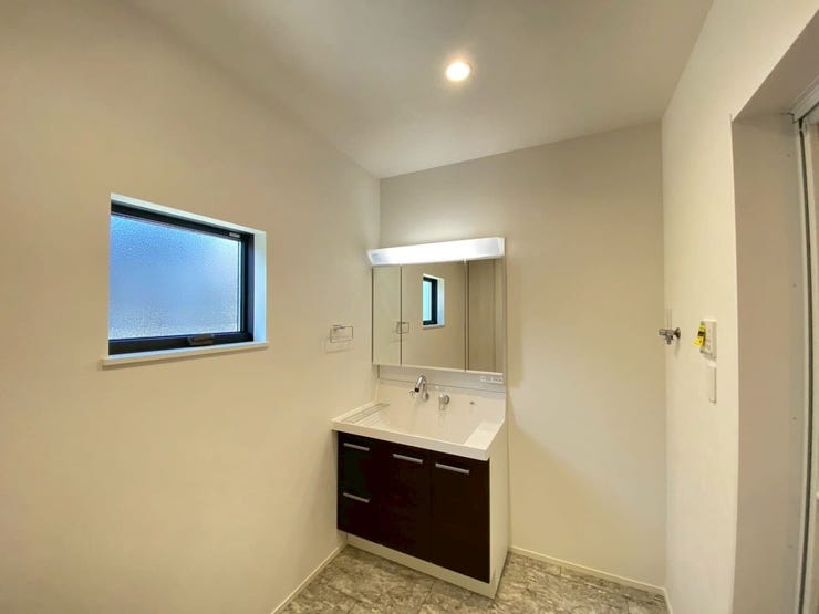 湿気がこもりやすい洗面所ですが、窓がついているため
換気良好♪