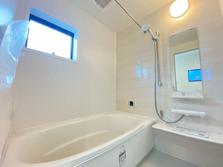 白とベージュで仕上げられた浴室はリラックスすること間違いございません!窓もあるため、換気良好!昼間でも明るい!