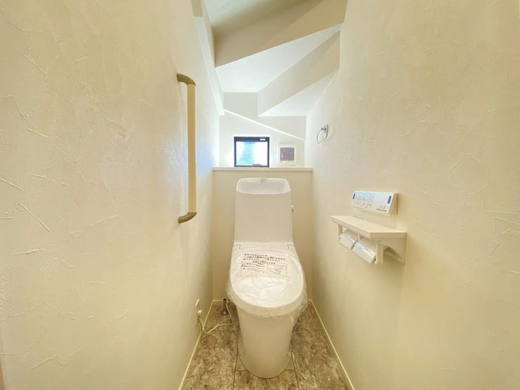 階段下にあるトイレでコンパクトな仕上がり!
手すりがついているため、足腰にご不安のある方も安心♪