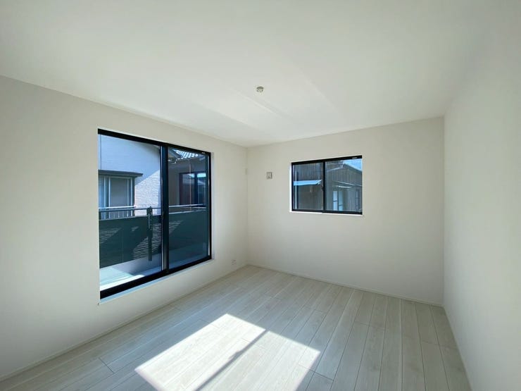 7.8帖洋室
昼間でもこの明るさ、主寝室としてご使用いただけます♪