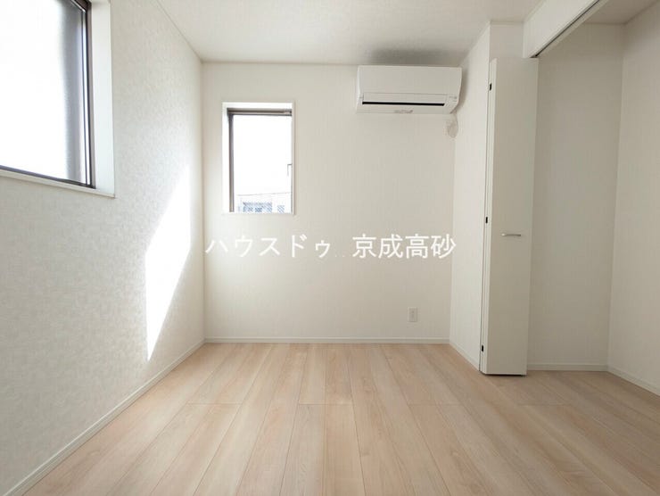 お子様の成長と共に「住まい方」も変化していきます。居室にはクローゼットを完備し、自由度の高い家具の配置が叶うシンプルな空間です。