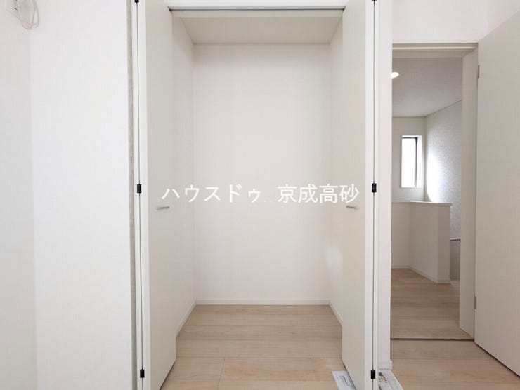 大型のクローゼットです!
これだけの収納力があれば部屋もスッキリ保てますよ!