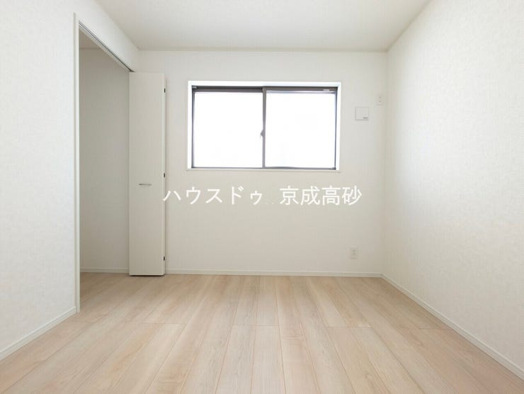 ・採光、通風が心地よいお部屋です。お子様部屋にも、お父さんの書斎にも、どんな目的でも心地よくお使いいただけるようなデザインになっています♪お子様の成?に合わせて部屋割を変えたりしてもいいですね。