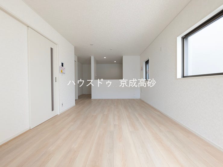 【外観】
通学から帰宅し、リビングルームで会話を楽しむ子ども達。解放感溢れゆったりとしたひと時を過ごすことが出来る素敵な空間です。