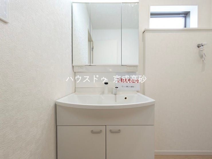 朝の身支度に便利なシャンプードレッサーはとっても便利です!シンク下の収納でアメニティ類のストックもバッチリ!