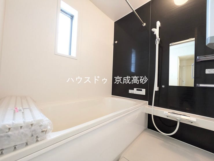 広い浴槽で足を伸ばせば1日の疲れも癒されます。落ち着いた雰囲気で、毎日のバスタイムが楽しみになりそうです。