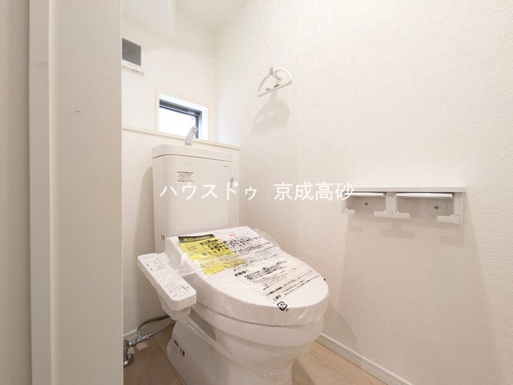 トイレは快適な温水洗浄便座付です。手洗い一体型のトイレ設備はスペースの節約ができ、ゆったりとした空間が確保できます。節水も期待できますね。
