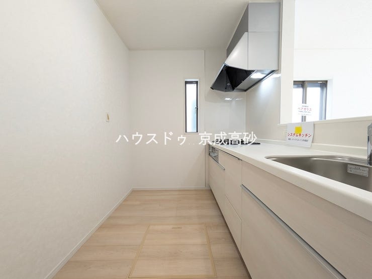 人気の対面式キッチンです!お子様から目を離さずにお料理ができることが最大の利点。お料理中も家族とのコミュニケーションは大切にしたいものですよね♪