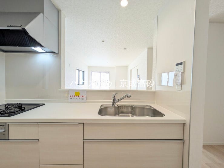 女性に人気の対面キッチン。お料理しながらご家族とのコミュニケーションが取れるのは対面だから出来ること。小さいお子様を見守りながらの家事は安心ですよね!