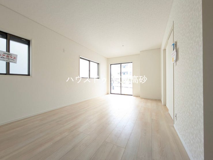 広々としたLDKは、家具のレイアウトも自由自在なので、ご家族の理想のスペースが作り上げられます。素敵なインテリアに囲まれた、自分好みの空間を。