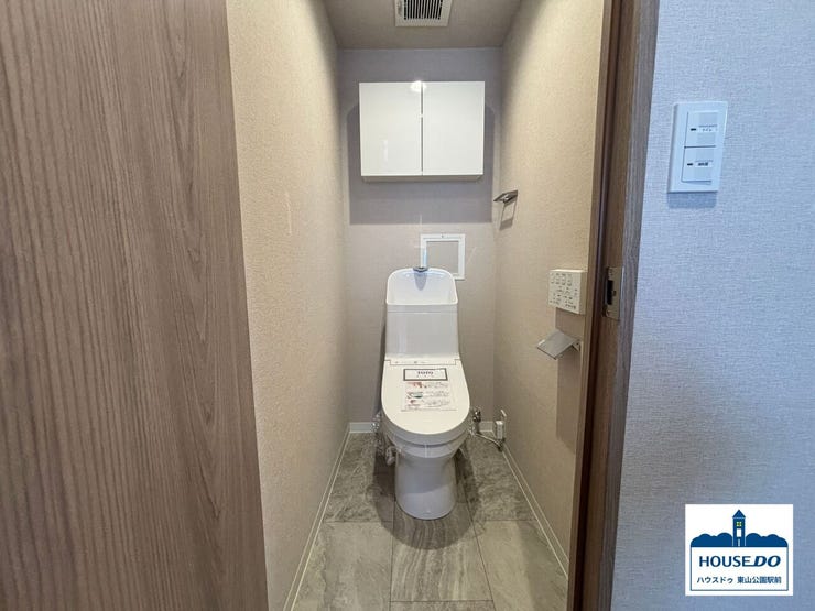 収納に困らない、実用的な棚付きトイレ。トイレットペーパーや芳香剤などをスッキリ収納でき、見た目も清潔感たっぷりです。