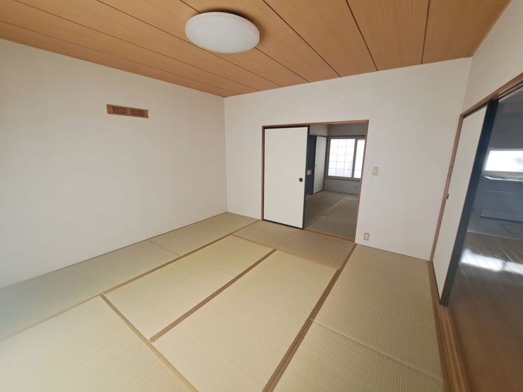 室内(2025年10月)撮影
◎現地案内予約受付中!◎
LDK横に設けられた和室は、お子様の遊び場や奥様の家事スペースにも◎