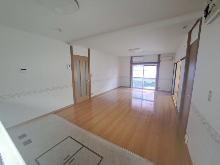 室内(2025年10月)撮影
◎現地案内予約受付中!◎
家族みんなが集まるリビングは、シンプルですっきりとしたデザインです。