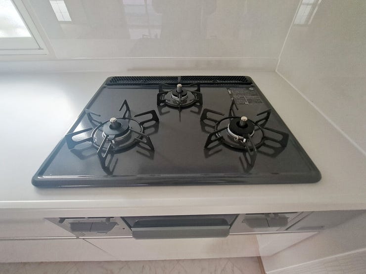 室内(2025年10月)撮影
◎現地案内予約受付中!◎
3口ガスコンロは、いっぺんにたくさん調理するときや、鍋の置き場として使えるため便利です。