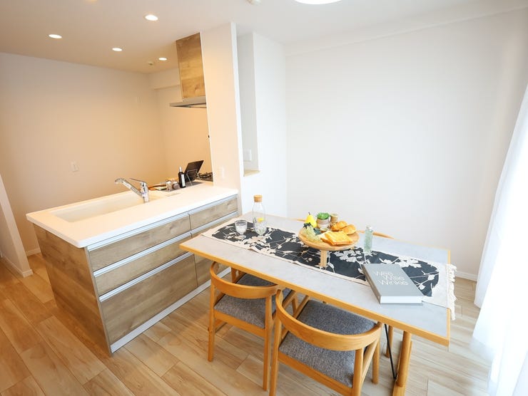 南西向きのワイドバルコニーからの採光が魅力のリビング。