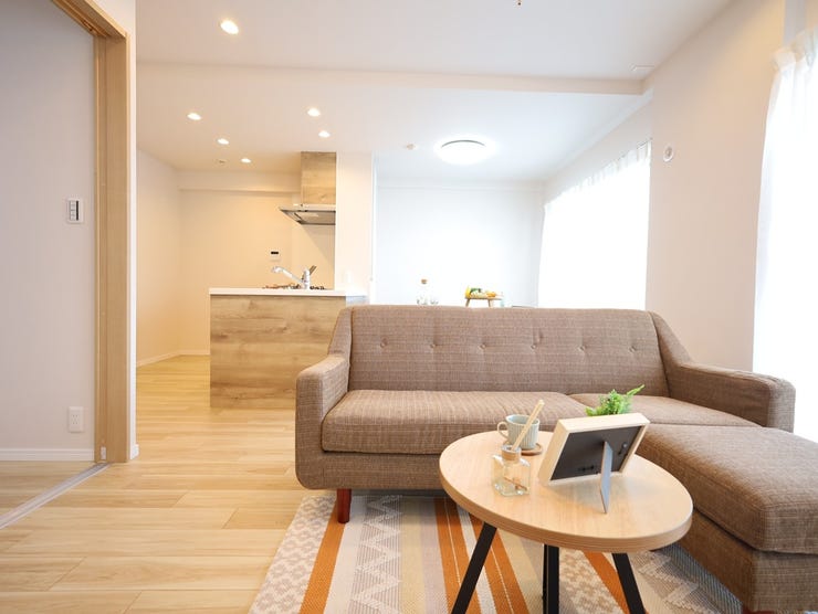 大きな窓からたっぷりの陽光が注ぐ15帖のリビング。