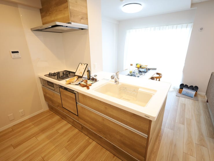 リビングとつながる対面式カウンターキッチンを採用。家族とのコミュニケーションが取りやすく、開放感のある空間設計です。