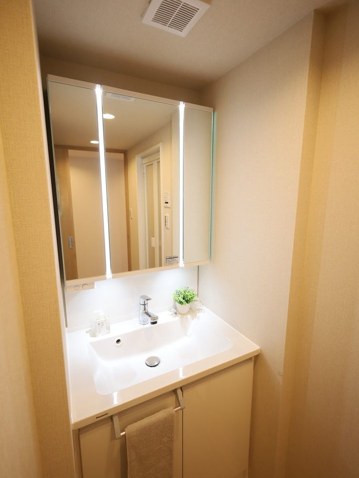 収納力のある洗面台で、コスメやスタイリング用品もすっきり整理。毎日の身支度がスムーズにこなせる、機能的な空間です。