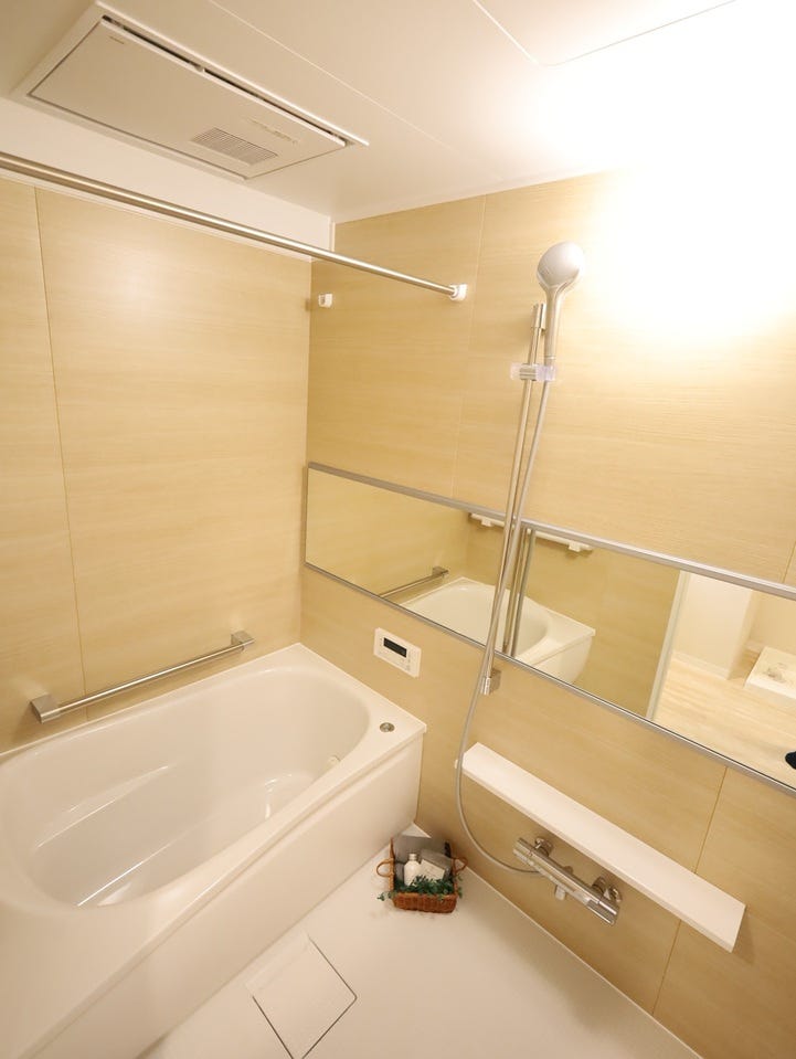 横に長く設けられた鏡が、浴室に広がりと明るさをプラス。毎日のバスタイムが、ちょっと贅沢なひとときに。