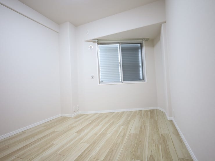 玄関からすぐの6帖の洋室です。