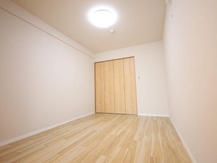 リビング横に5.5帖の洋室を配置。生活動線がスムーズで、多目的に使える便利な空間です。