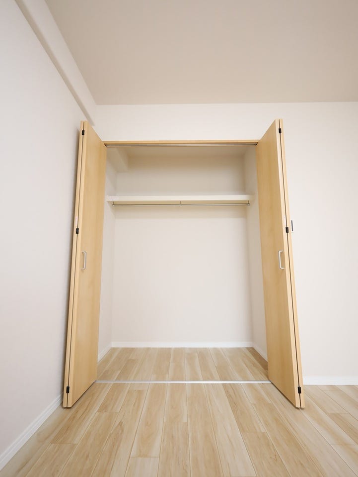 ハンガーパイプ付きのクローゼットで、かさばるコートやダウンジャケットもすっきり収納。季節の衣替えもスムーズに、毎日の身支度が快適に整います。