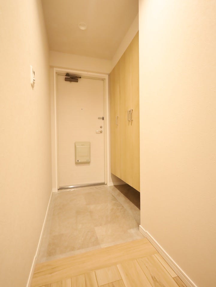 清潔感あふれる玄関には、便利なシューズボックス付き。第一印象から、暮らしの心地よさが伝わります。