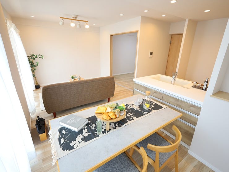 窓いっぱいに広がる陽射しが、リビングをやさしく照らし、ご家族とのくつろぎ時間をより豊かに、心地よく演出します。