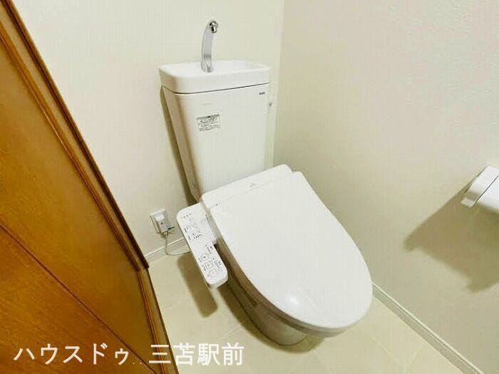 《トイレ》
ウォシュレット機能付きトイレ新規交換してます!