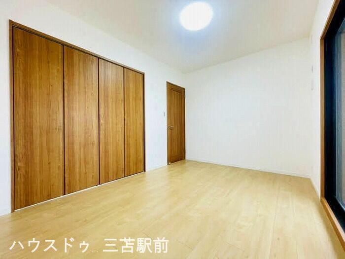 《約5.0帖洋室》
リビング横の洋室はリビングからもアクセスしやすくご夫婦の主寝室にもオススメです!