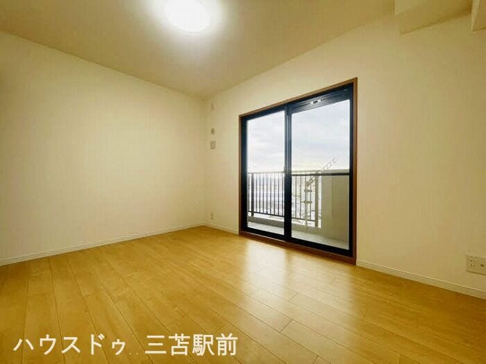 《約5.0帖洋室》
洋室からもバルコニーへとアクセスが可能です!大きな窓で日差しも入りやすい♪