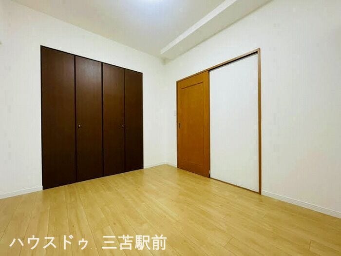 《約5.4帖洋室》
北東側の洋室もつき。寝室、作業・ワークススペースとしてもオススメです!