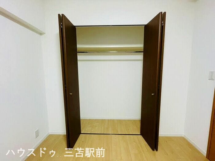 《クローゼット》
枕棚・ハンガーポール付きでお洋服やバッグなどの収納もスッキリ!