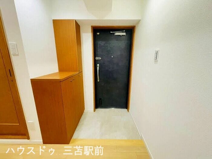 《玄関》
カウンター付きシューズボックス完備。靴を収納でき、インテリアなどを飾って華やかな玄関スペースに。