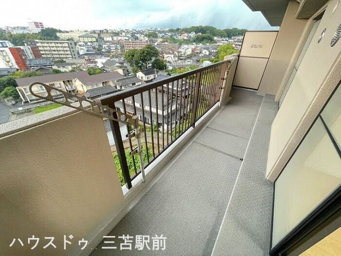 《バルコニー》
南西向き陽当たり良好です☆物干し金物付きでお洗濯もしっかり干すことができます。