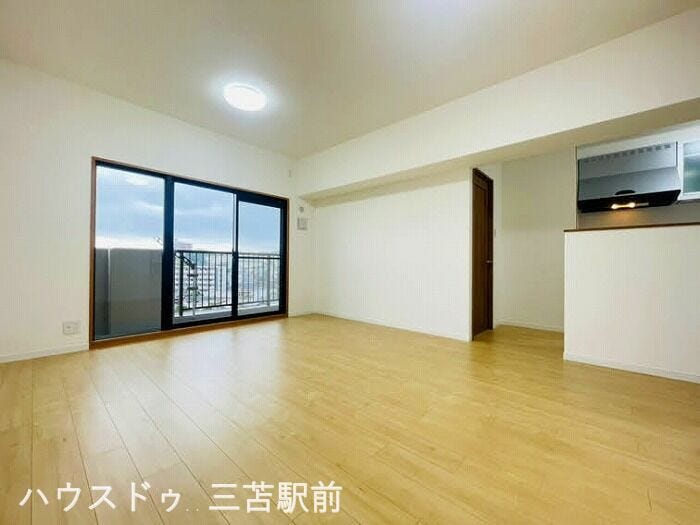 《リビング》
13.6帖のLDK。南西向きで暖かな日差しが入り込みます!