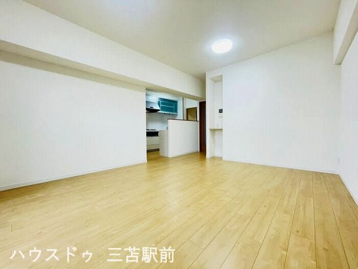 《リビング》
キッチン側には腰壁がついており、散らかりがちな作業スペースは隠せつつ様子をうかがえるので安心♪