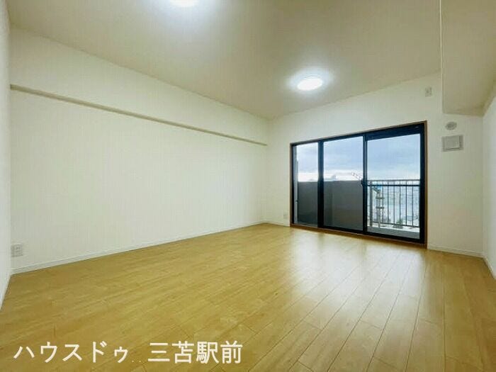 《リビング》
南西向きバルコニー側は大きな窓で5階からの眺望良好です☆