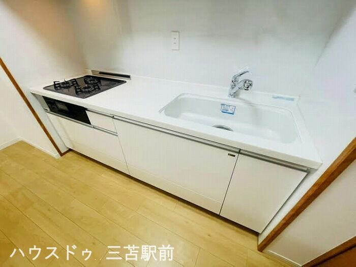 《キッチン》
白基調の清潔感あるキッチン。3ツ口コンロでお料理の効率もUP☆
