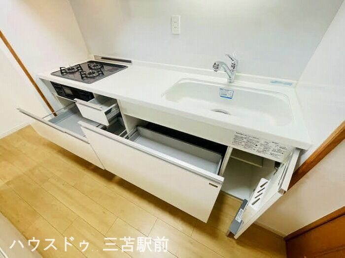 《キッチン》
収納スペースもしっかりあります!スクエア型の広めのシンクで洗い物などもしやすいです。