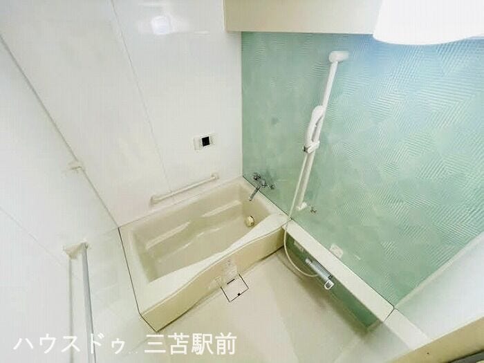 《浴室》
手すり付きの浴槽で入浴時も安心。カウンターが付いているのでボトルなどをスッキリと並べられます!