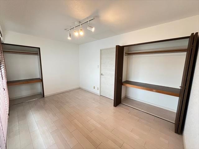 8帖:収納力が魅力の洋室。大型クローゼット2ヶ所付きで、お部屋を広々とお使いいただけます。