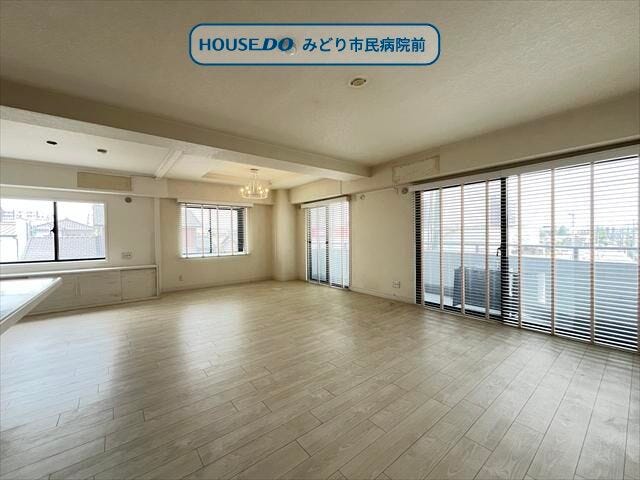 日中ずっと明るい自然光が差し込み、暖かい日差しを感じながら、リラックスしたひとときを過ごせます♪