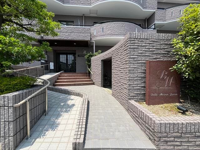 マンションの正面玄関であり、住人の安全とプライバシーを守る共用部です。