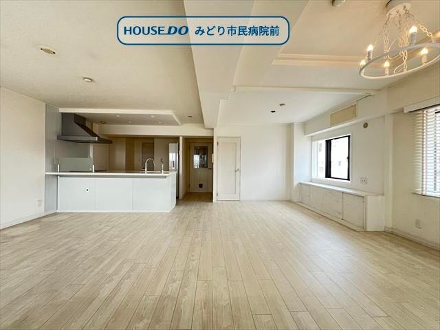 インテリアが映える、30帖広々リビング♪白を基調とした洗練されたデザイン空間。