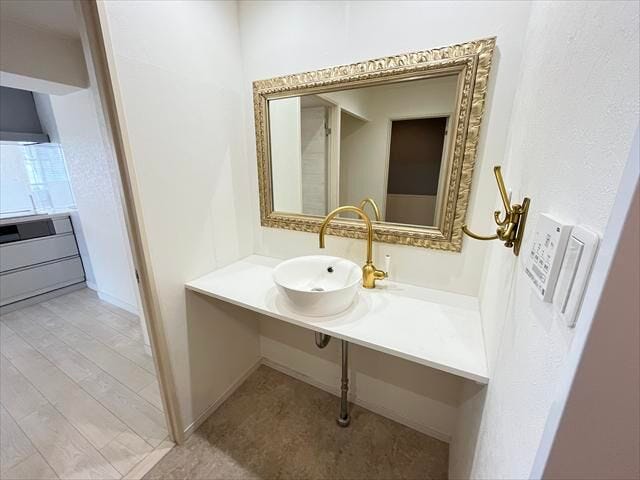 アンティーク調ミラーとゴールド水栓が映える、おしゃれな洗面スペース。