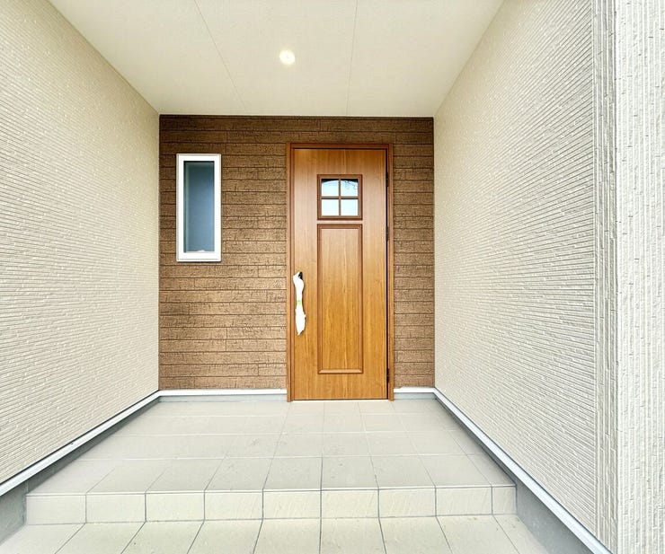 ◇エントランス◇
小窓風のナチュラルで可愛らしい玄関扉が魅力的です。ダウンライトも設置されており、暗い夜でもご家族を優しく迎えます。玄関ポーチが広く、雨の日の出入りも玄関前で慌てずに済みますね。